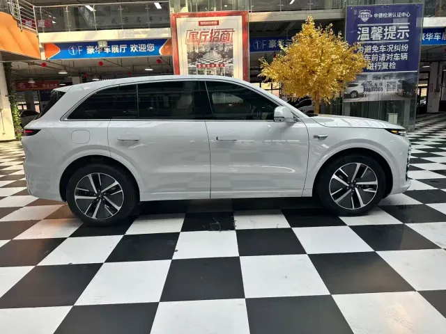 Li Auto L6 — Фото автомобиля 6