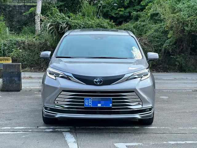 Toyota Sienna — Фото автомобиля 3