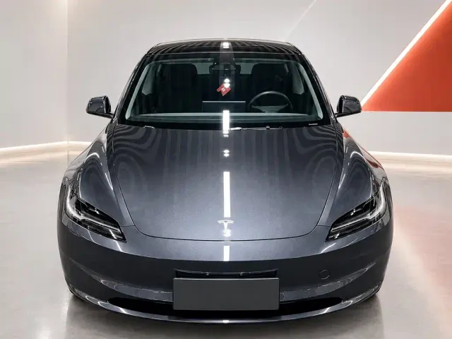 Tesla Model 3 — Фото автомобиля 2