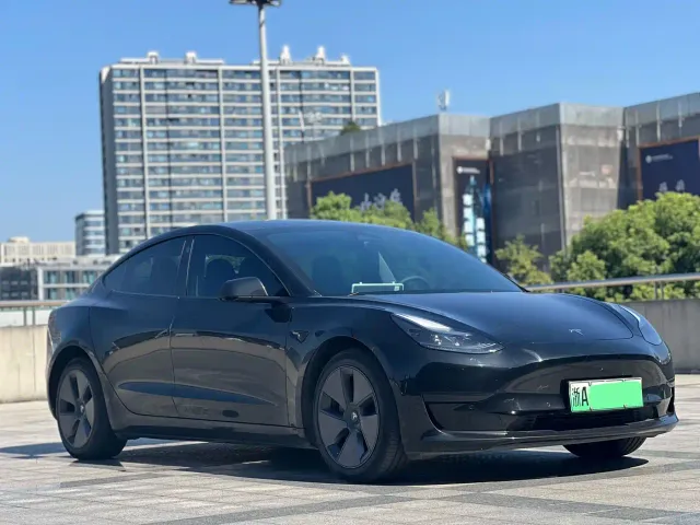 Tesla Model 3 — Фото автомобиля 3