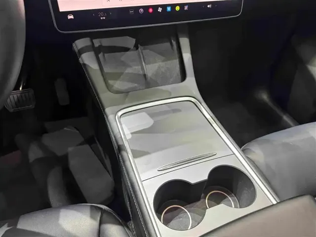 Tesla Model Y — Фото автомобиля 16