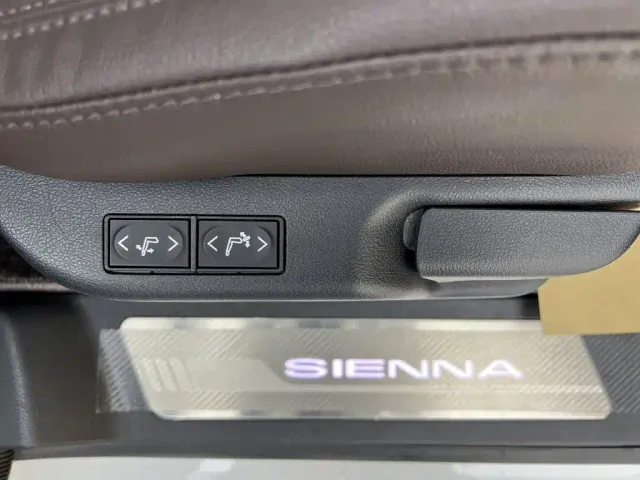 Toyota Sienna — Фото автомобиля 30