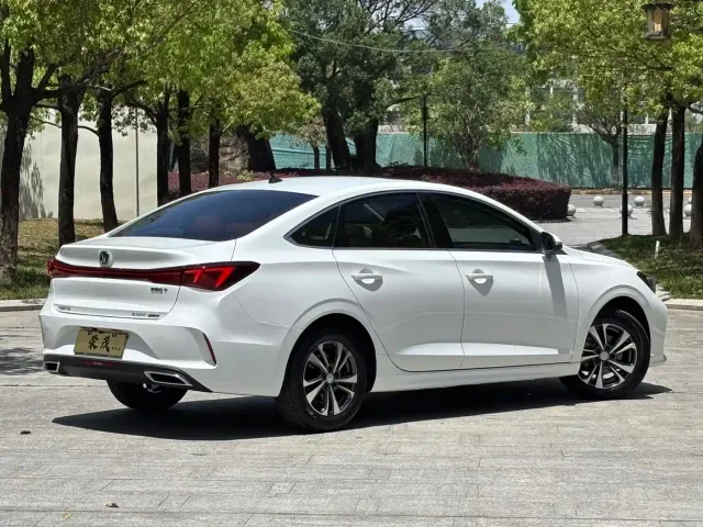 Changan Eado — Фото автомобиля 4