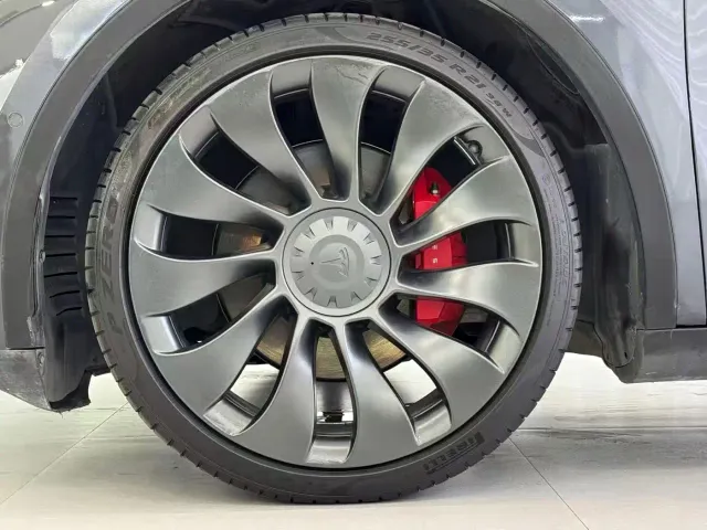 Tesla Model Y — Фото автомобиля 6