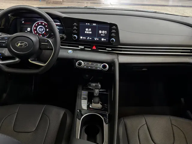 Hyundai Elantra — Фото автомобиля 12