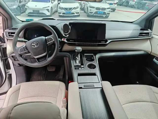 Toyota Granvia 2024 2.5L Hybrid Supreme ULTRA — Фото автомобиля 4