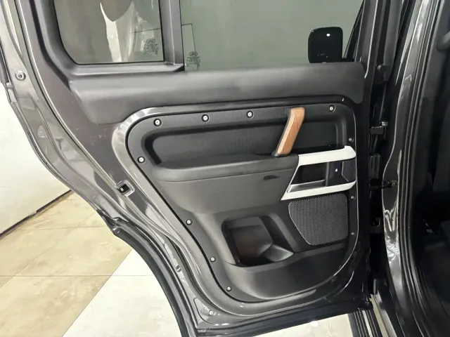 Land Rover Defender — Фото автомобиля 21