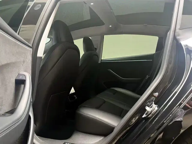 Tesla Model 3 — Фото автомобиля 8