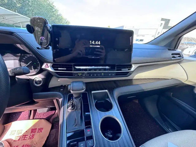 Toyota Sienna — Фото автомобиля 13