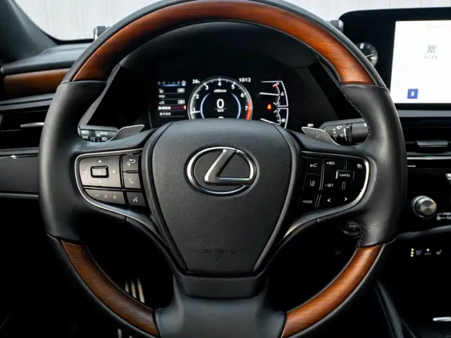 Lexus ES — Фото автомобиля 15