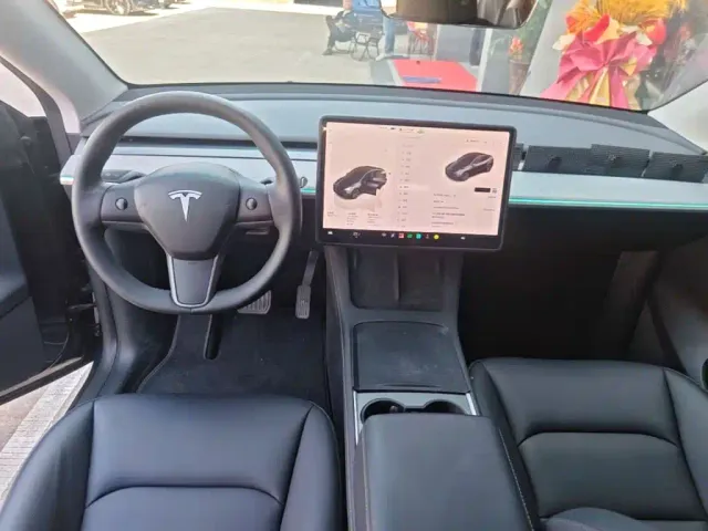 Tesla Model Y — Фото автомобиля 9