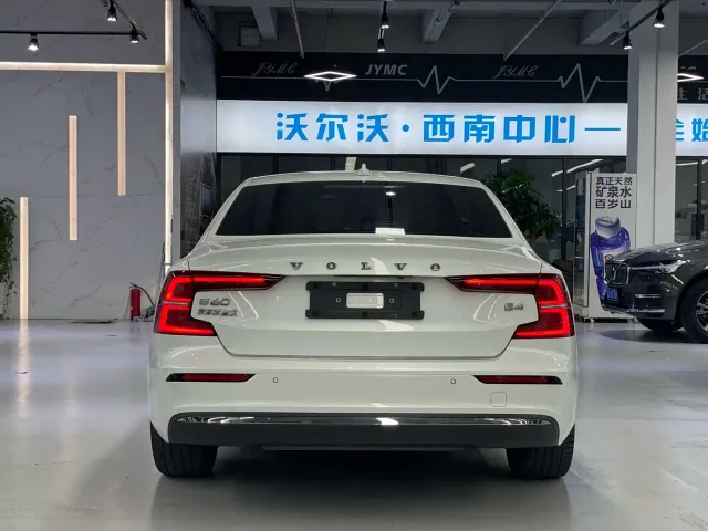 Volvo S60 — Фото автомобиля 9