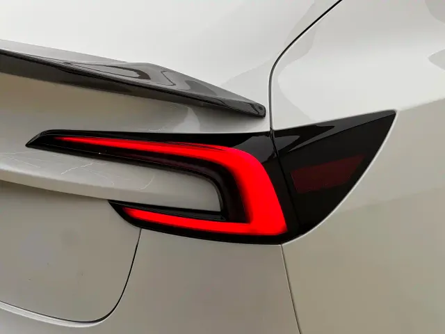 Tesla Model 3 — Фото автомобиля 23