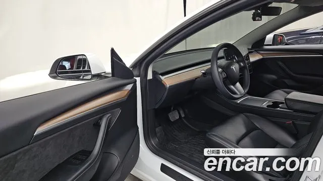 Tesla Model 3 — Фото автомобиля 9