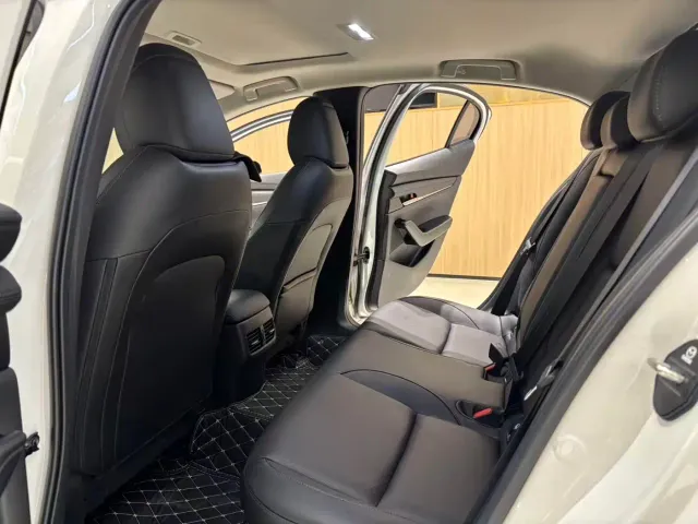 Mazda Axela — Фото автомобиля 9