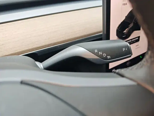 Tesla Model Y — Фото автомобиля 13