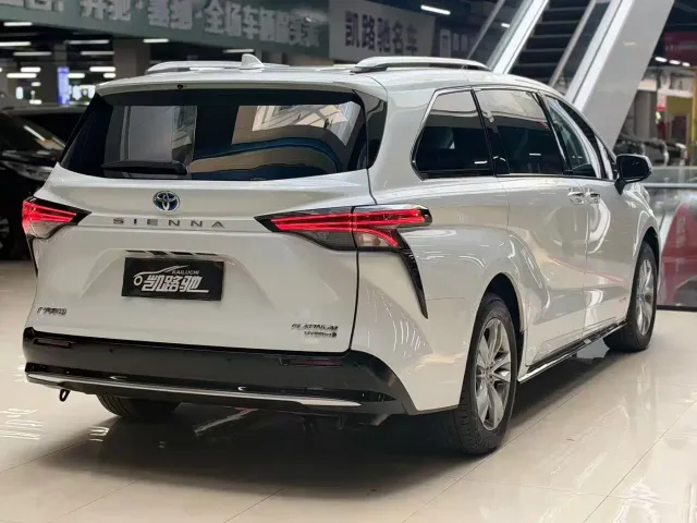 Toyota Sienna — Фото автомобиля 12