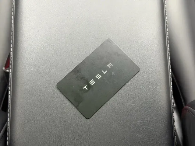 Tesla Model 3 — Фото автомобиля 13
