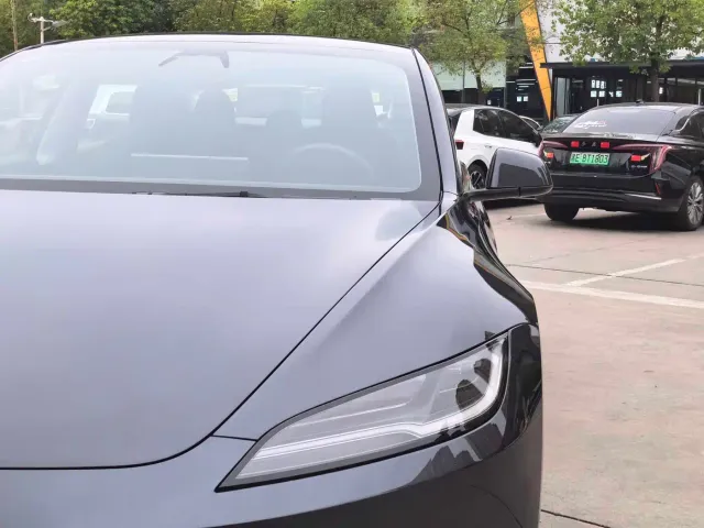 Tesla Model 3 — Фото автомобиля 5