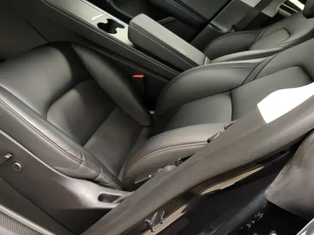 Tesla Model Y — Фото автомобиля 9