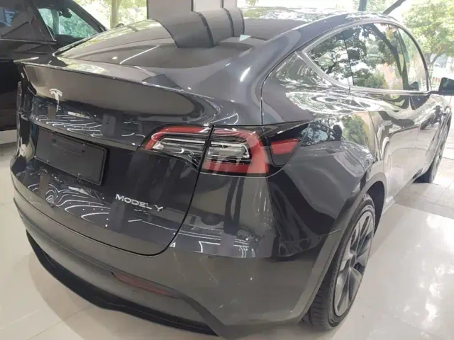 Tesla Model Y — Фото автомобиля 6