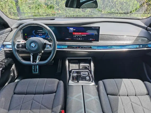 BMW i7 M70L — Фото автомобиля 10
