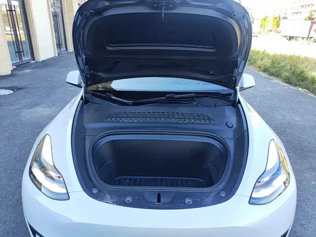 Tesla Model Y — Фото автомобиля 19