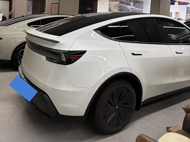 Tesla Model Y — Фото автомобиля 13