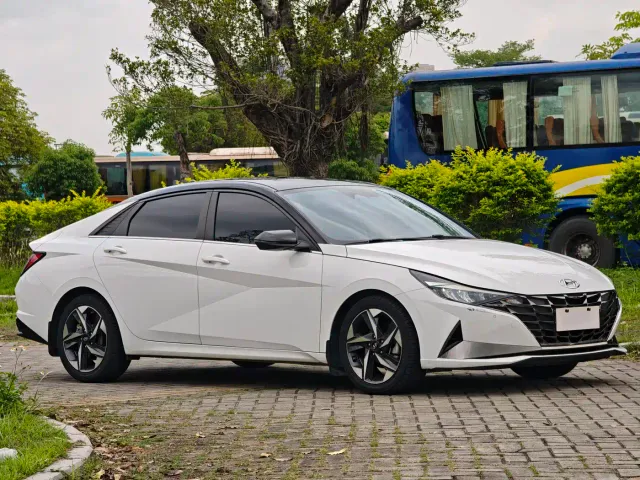 Hyundai Elantra — Фото автомобиля 3