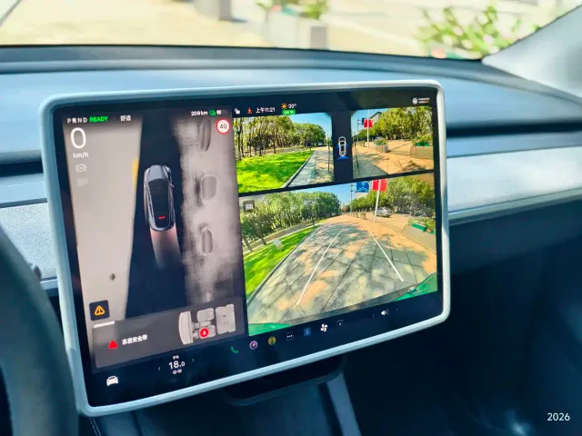 Tesla Model Y — Фото автомобиля 11