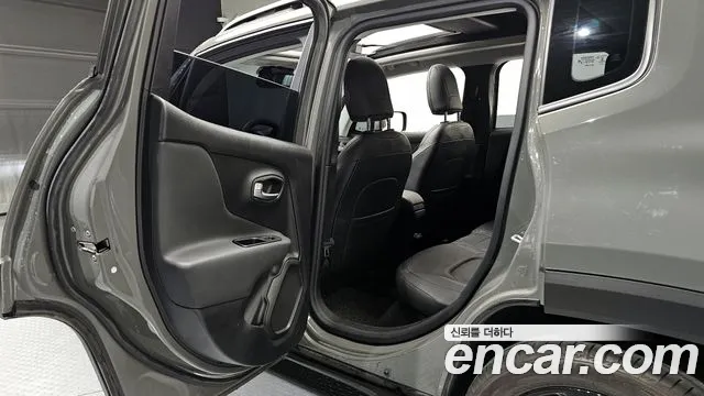 Jeep Renegade — Фото автомобиля 12