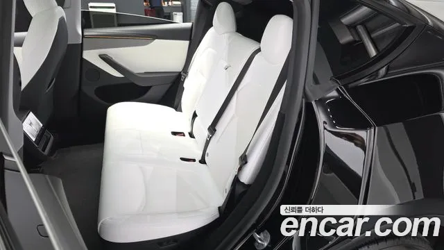 Tesla Model Y — Фото автомобиля 21