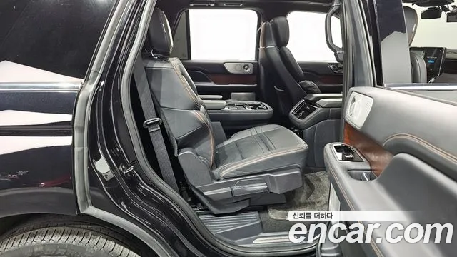 Lincoln Navigator — Фото автомобиля 12