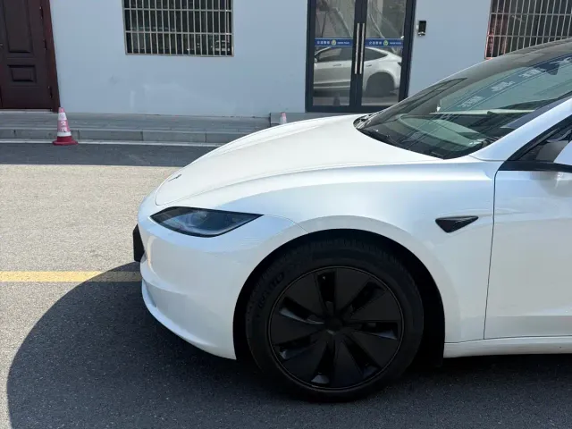 Tesla Model 3 — Фото автомобиля 3