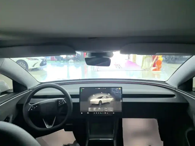 Tesla Model 3 — Фото автомобиля 9