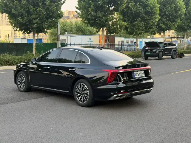 Hongqi H5 — Фото автомобиля 5