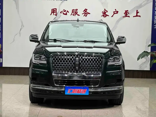 Lincoln Navigator — Фото автомобиля 2