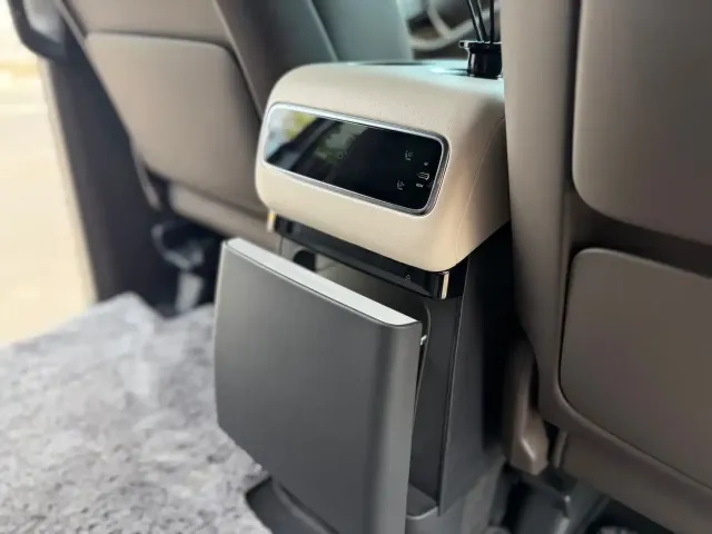 Li Auto MEGA — Фото автомобиля 12