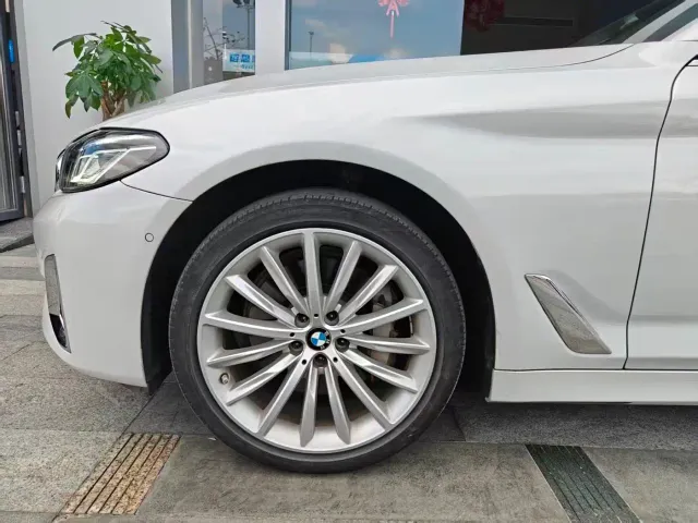 BMW 5 Series — Фото автомобиля 3