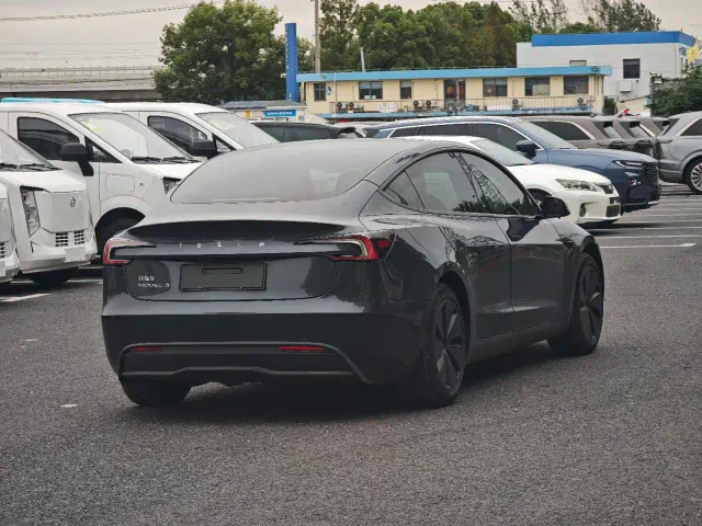 Tesla Model 3 — Фото автомобиля 4
