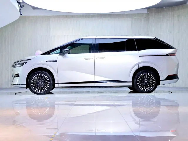 Xpeng X9 — Фото автомобиля 4
