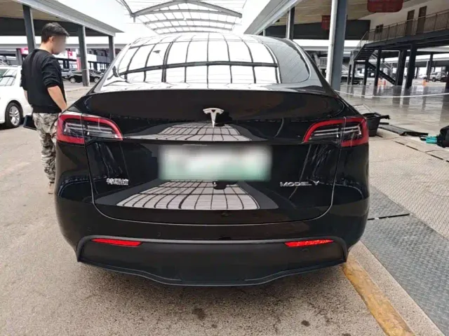 Tesla Model Y — Фото автомобиля 5
