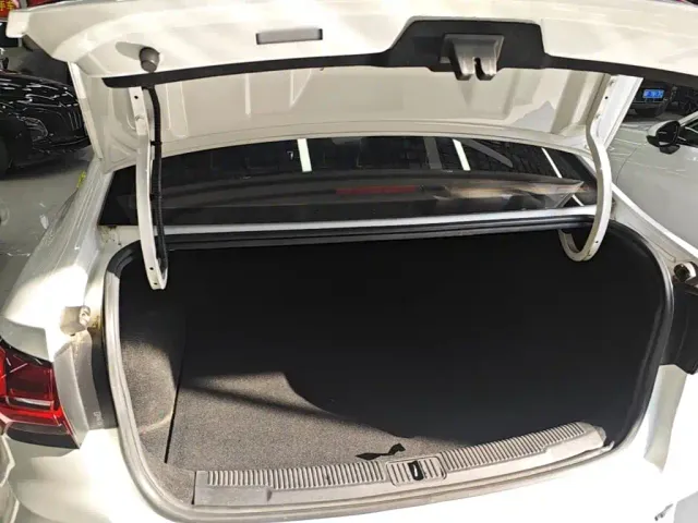 Roewe i5 — Фото автомобиля 18