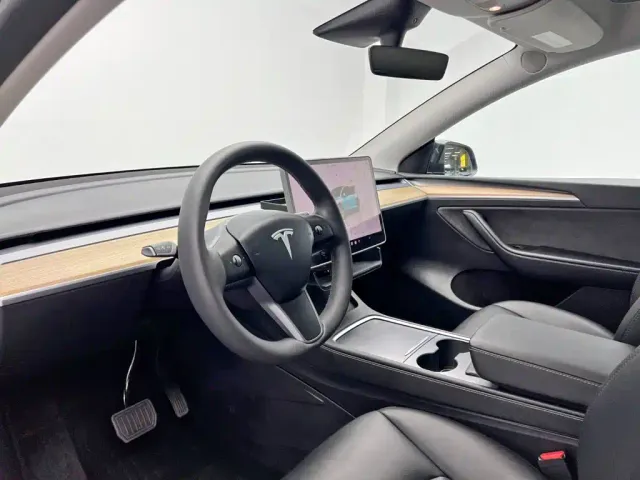Tesla Model Y — Фото автомобиля 15