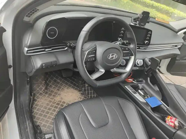 Hyundai Elantra — Фото автомобиля 12