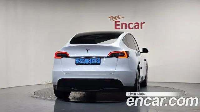 Tesla Model Y — Фото автомобиля 3