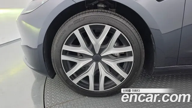 Tesla Model 3 — Фото автомобиля 5