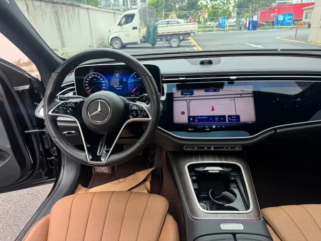 Mercedes-Benz E-Class — Фото автомобиля 4