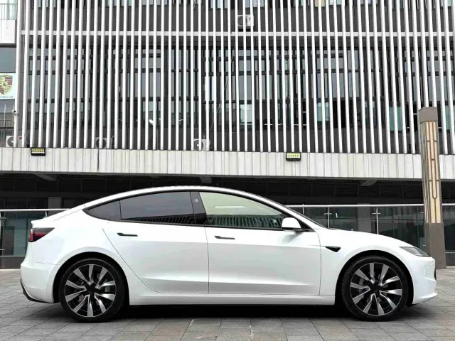 Tesla Model 3 — Фото автомобиля 8