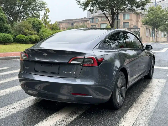 Tesla Model 3 — Фото автомобиля 6